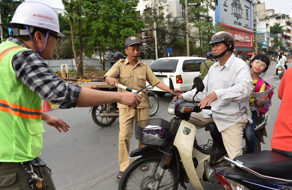 Chặn một chiều đường Cát Linh, xe cộ ùn ứ giờ cao điểm